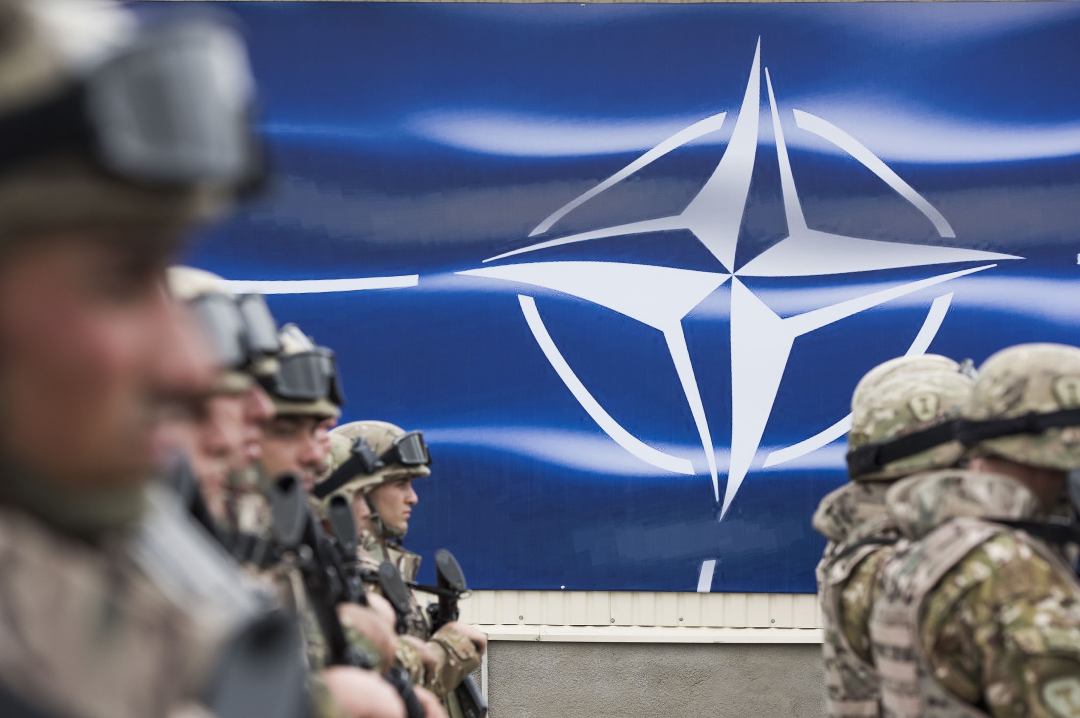 Нато готово к конфликту. Североатлантический Альянс НАТО. Восточный фланг НАТО. Флаг НАТО. США НАТО.